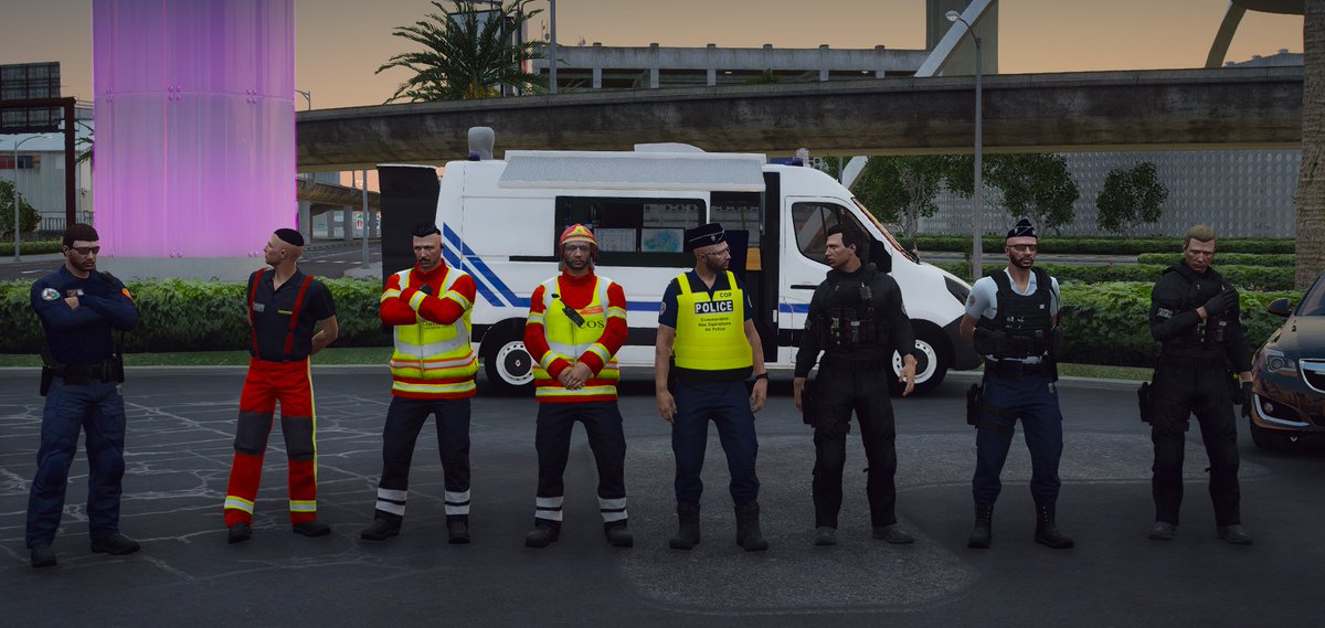 MercierDCPJ's tweet photo. Hier lors d'un exercice interservices TDM/SNV organisé aux @StudiosDCPJ. J'ai pris put prendre le commandement des opérations  avec l'activation d'un PCC des @PompiersSDCPJ.
Cet exercice a permis à tous les acteurs de sécurité et de secours de travailler leurs coordinations. https://t.co/qSOzdmA3TX