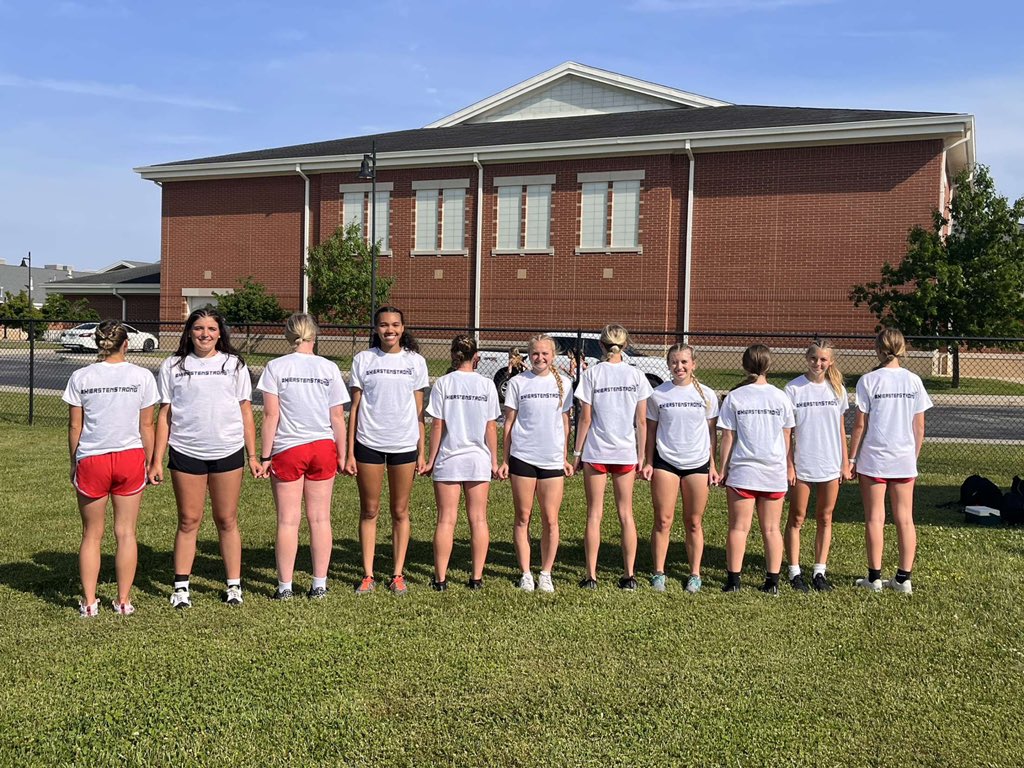 brose139's tweet photo. The Tigers are #kdstrong today at regionals with SD!! Thoughts and prayers are going out to Kiersten and her family❤️ @LburgTigers @LBurgTigerTandF https://t.co/okfpPd2cwU