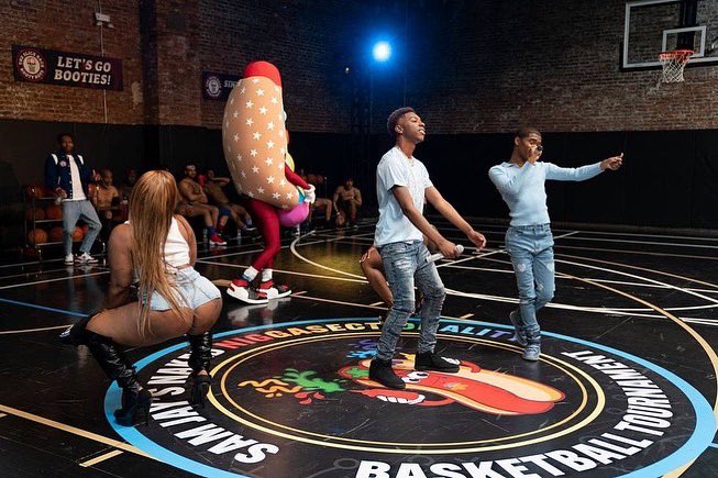 PAUSEwithSamJay's tweet photo. If you still have NOT seen the Naked Booty Basketball game are you even gay for real? Go watch now on @hbo or @hbomax #pausewithsamjay #samjaycomic https://t.co/y7IpUyDwx1