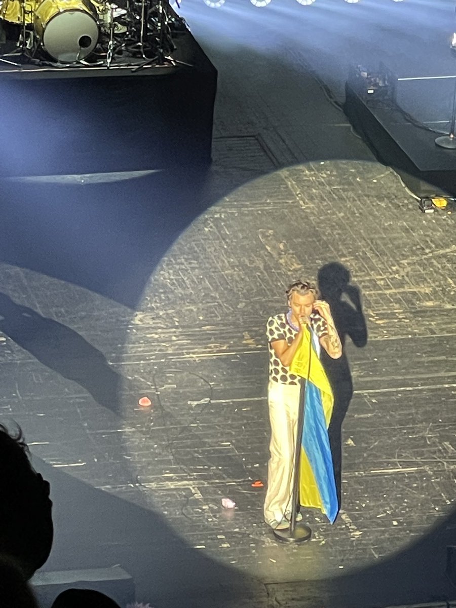 holivia_update's tweet photo. 24/05/2022 || London

@Harry_Styles  with Ukrainian flag again at his show in London 🇺🇦❤️

Thank you Harry for your support! You're so kind. We are love you so much. All the love. x

#HarrysHouse
#HarryStyles #OneNightOnlyLondon #StandWithUkraine https://t.co/wgeUjq7MxS