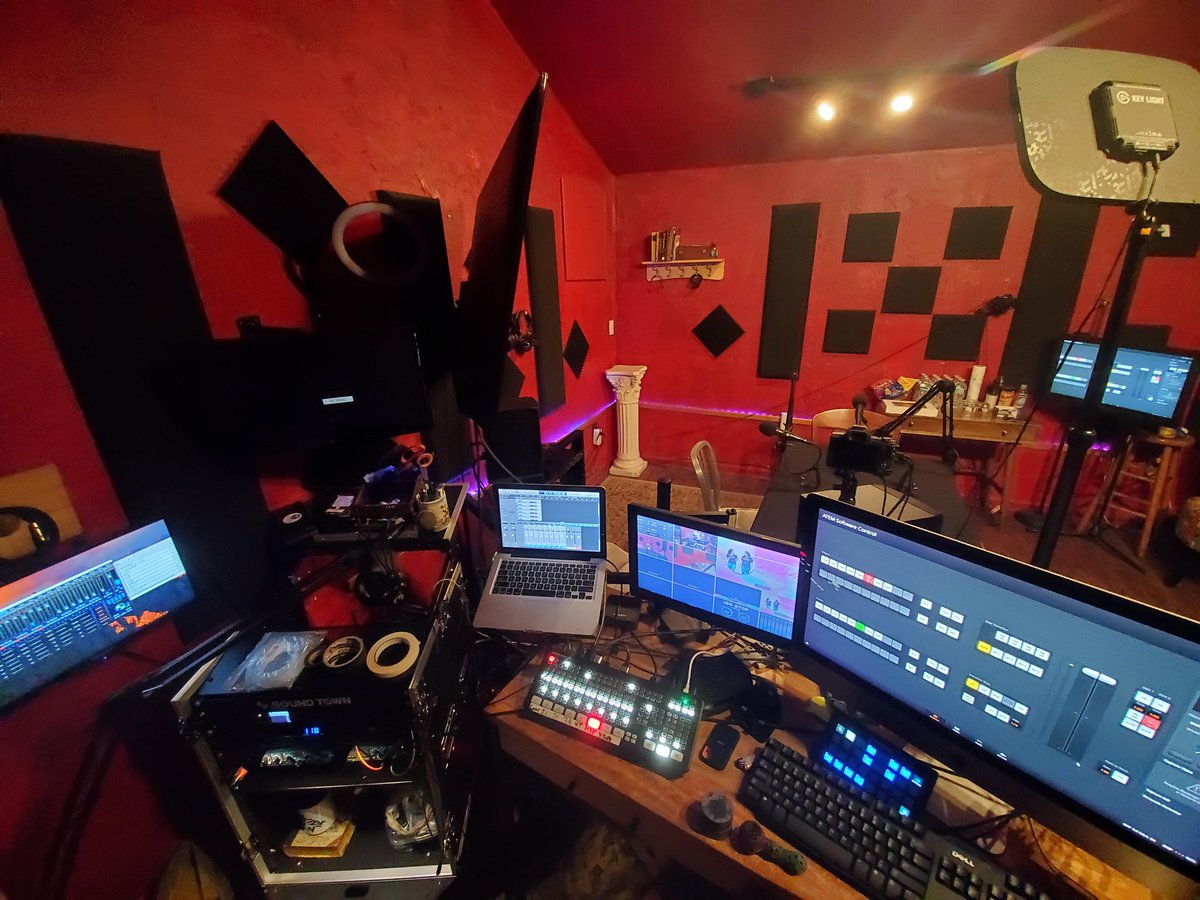 dumcryptopod's tweet photo. Gearing up for along night in the booth tn💪🏻📽📽📽 https://t.co/eRdkrEnbxQ