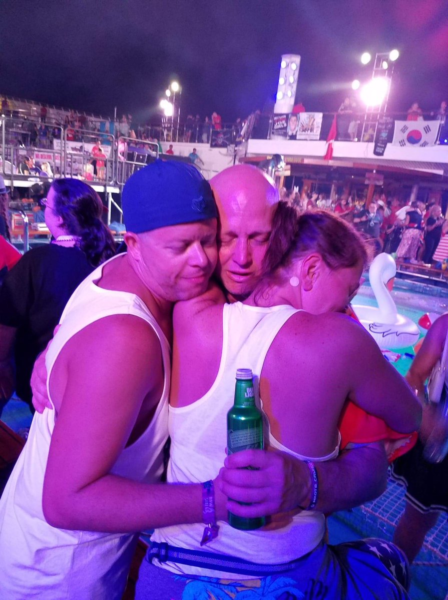 barebass75's tweet photo. @markporternkotb @NKOTB @DonnieWahlberg @dannywood @JonathanRKnight @joeymcintyre Things I love about Porter, his ability to theme dress and those amazing hugs!!! Happy birthday #blockbro https://t.co/3vzXu9vNmZ