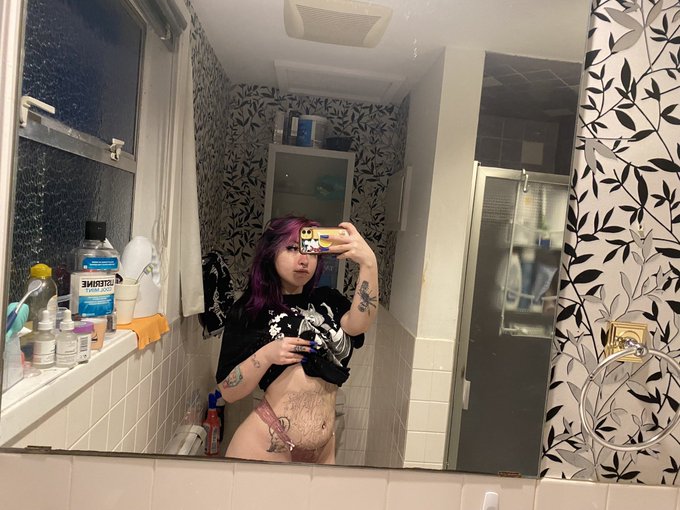 Haven&rsquo;t taken a lot of new pics lately bc I&rsquo;ve been super self conscious, here&rsquo;s me last night 🥰💛 https://t