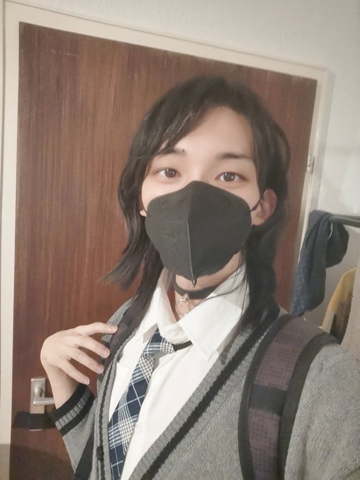 "我出门啦!  "  （猜猜衣领下面的红色东西是什么） https://t.co/dM2f1FQVdg<a href="/tag/crossdresser"class="tags"><span>#crossdresser</span></a><a href="/tag/femboy"class="tags"><span>#femboy</span></a><a href="/tag/%E7%94%B7%E3%81%AE%E5%A8%98"class="tags"><span>#男の娘</span></a><a href="/tag/%E4%BC%AA%E5%A8%98"class="tags"><span>#伪娘</span></a><a href="/tag/%E7%99%BD%E4%B8%9D"class="tags"><span>#白丝</span></a><a href="/tag/%E5%A5%B3%E8%A3%85%E5%A4%A7%E4%BD%AC"class="tags"><span>#女装大佬</span></a><a href="/tag/%E5%8F%AF%E7%88%B1%E7%9A%84"class="tags"><span>#可爱的</span></a>