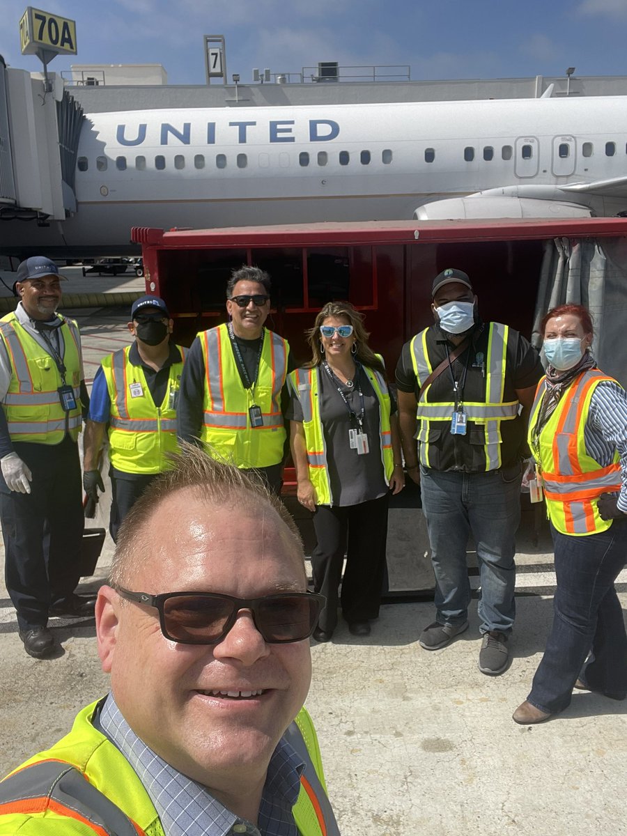 LAX gets some sun during the monthly F.O.D. Walk. @mcgrath_jonna @MarieLAX_united @TammyLHServedio @spencer_resh @Glennhdaniels #weareunited