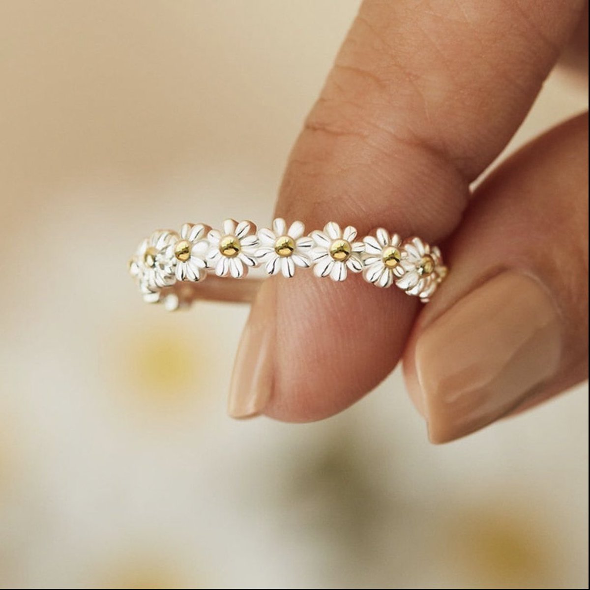 pompbeauty's tweet photo. Tag someone who would never take this Daisy ring off😂 https://t.co/PYx8enE7gx