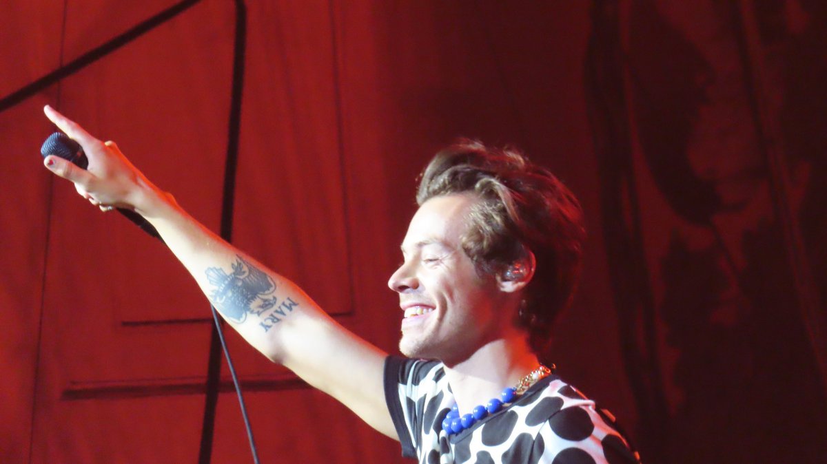 hsdaily's tweet photo. Harry during Little Freak at #OneNightOnlyLondon - May 24 (via @Loveofmatilda) https://t.co/MZ9bRKnJ5l