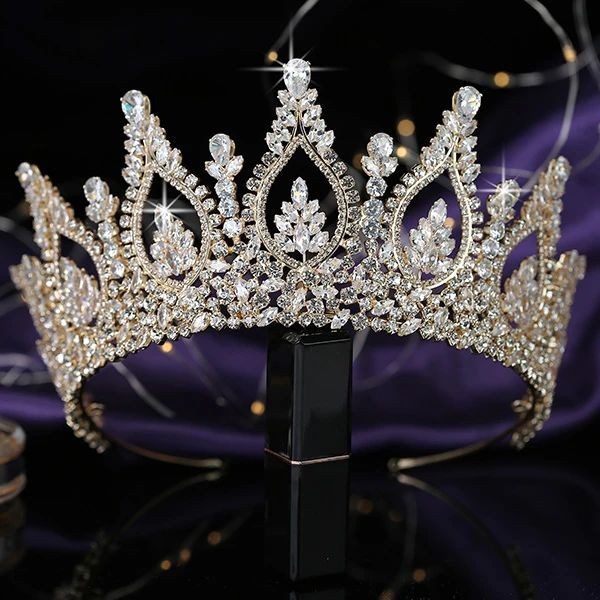 lexogic07's tweet photo. Mention a girl who deserves this crown ❤️ 👑 https://t.co/zYV2CeaPHZ