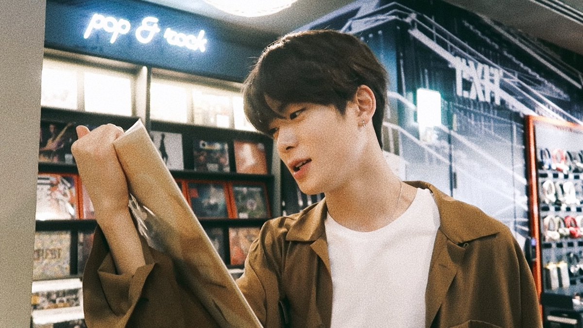 97JJHOLIC's tweet photo. vinyl shopping with jaehyun https://t.co/Jx8WbhDV10