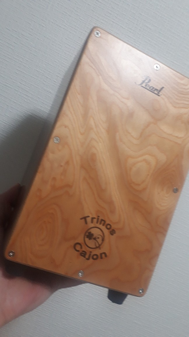 ShibaRock48's tweet photo. 新しい玩具買ったった。
カホンていう打楽器が面白そうと気になって、安いミニカ���ンてのがあったからお試しでポチってみたのが届いた。
リズム感がこれで良くなってくれればいいけど、すぐ出来なーいってなり��うな気もしたりもする。 https://t.co/bkUNTvS1Mq