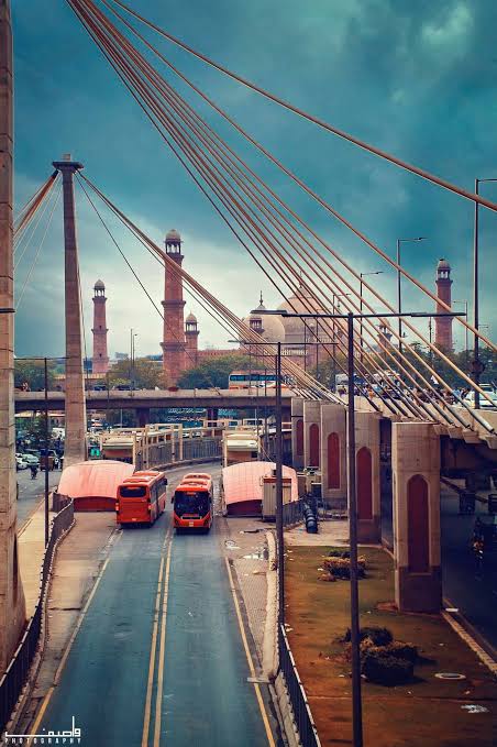 ameedali4's tweet photo. تیرے شہر کا موسم بھی سہانا ہو گا ۔۔۔
پر میرے لاہور کی بات ہی الگ ہے۔۔۔۔🌩️🔥 https://t.co/NPoPXAOROS