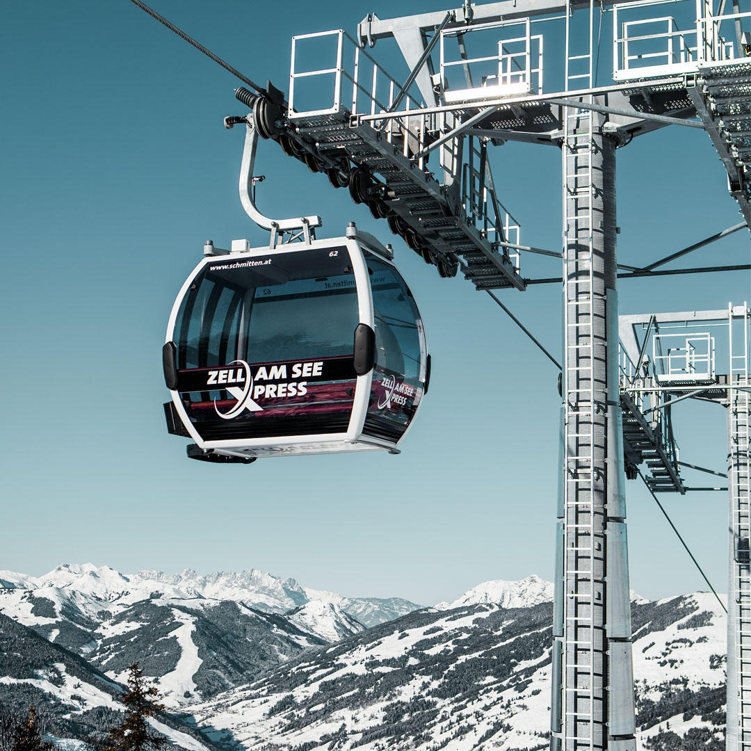 ChaletNL's tweet photo. Skiën op de Schmittenhöhe met uitzicht op de Zellersee en in de verte de Kitzsteinhorn die lonkt. Als je naar Zell am See gaat, heb je met je skipas toegang tot Zell am See-Kaprun én Saalbach-Hinterglemm-Leogang-Fieberbrunn: 121 liften en 408 km piste. ©https://t.co/xMaqfet449 https://t.co/fmqjWC2EnT
