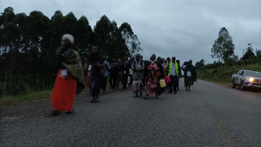 newvisionwire's tweet photo. 𝐃𝐚𝐲 𝐓𝐡𝐫𝐞𝐞: 𝐓𝐫𝐞𝐤 𝐭𝐨 𝐍𝐚𝐦𝐮𝐠𝐨𝐧𝐠𝐨

🌅🌤 Good morning Uganda. As I tweet, we are walking through Matiri Central Forest Reserve with the pilgrims. We are about to reach Rwibale Catholic Church, resting point.#VisionUpdates #UgMartyrs2022 

📸 @Mutabazi01 https://t.co/LCDeHkKt6s
