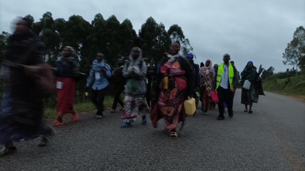 newvisionwire's tweet photo. 𝐃𝐚𝐲 𝐓𝐡𝐫𝐞𝐞: 𝐓𝐫𝐞𝐤 𝐭𝐨 𝐍𝐚𝐦𝐮𝐠𝐨𝐧𝐠𝐨

🌅🌤 Good morning Uganda. As I tweet, we are walking through Matiri Central Forest Reserve with the pilgrims. We are about to reach Rwibale Catholic Church, resting point.#VisionUpdates #UgMartyrs2022 

📸 @Mutabazi01 https://t.co/LCDeHkKt6s