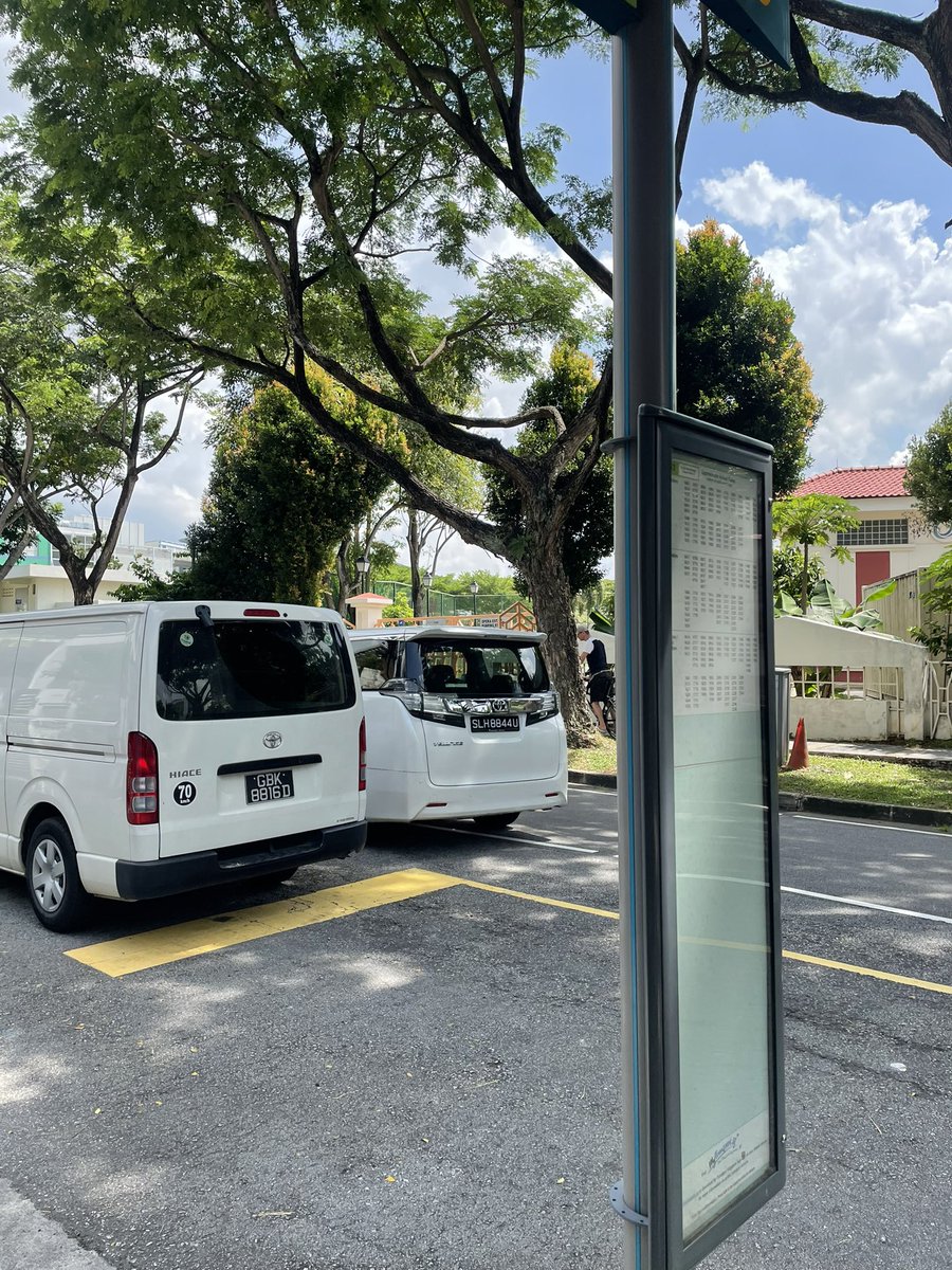 eeljuaeryung's tweet photo. Senseless drivers n parents who CHOOSE to park their cars AT n IN a bus stop while waiting for their kids!!😡😡they own the roads causing obstruction to other users?! Install cameras! @LTAsg @LTAtrafficnews #Fideliostreet #operaestate #operaestateprimarysch #LTA #trafficpolicesg https://t.co/AyqsYdaqAe