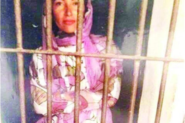 PoonjoM's tweet photo. SMBB was confined in central Pirson sukhur "It is very hot here in Sukkur, the roof is very high, there is a fan whose air does not reach the bottom, the heat has left red marks all over the body but I am happy here that when my spirits begin to drop,  Turning to GKB. https://t.co/3uJKZHBKHm