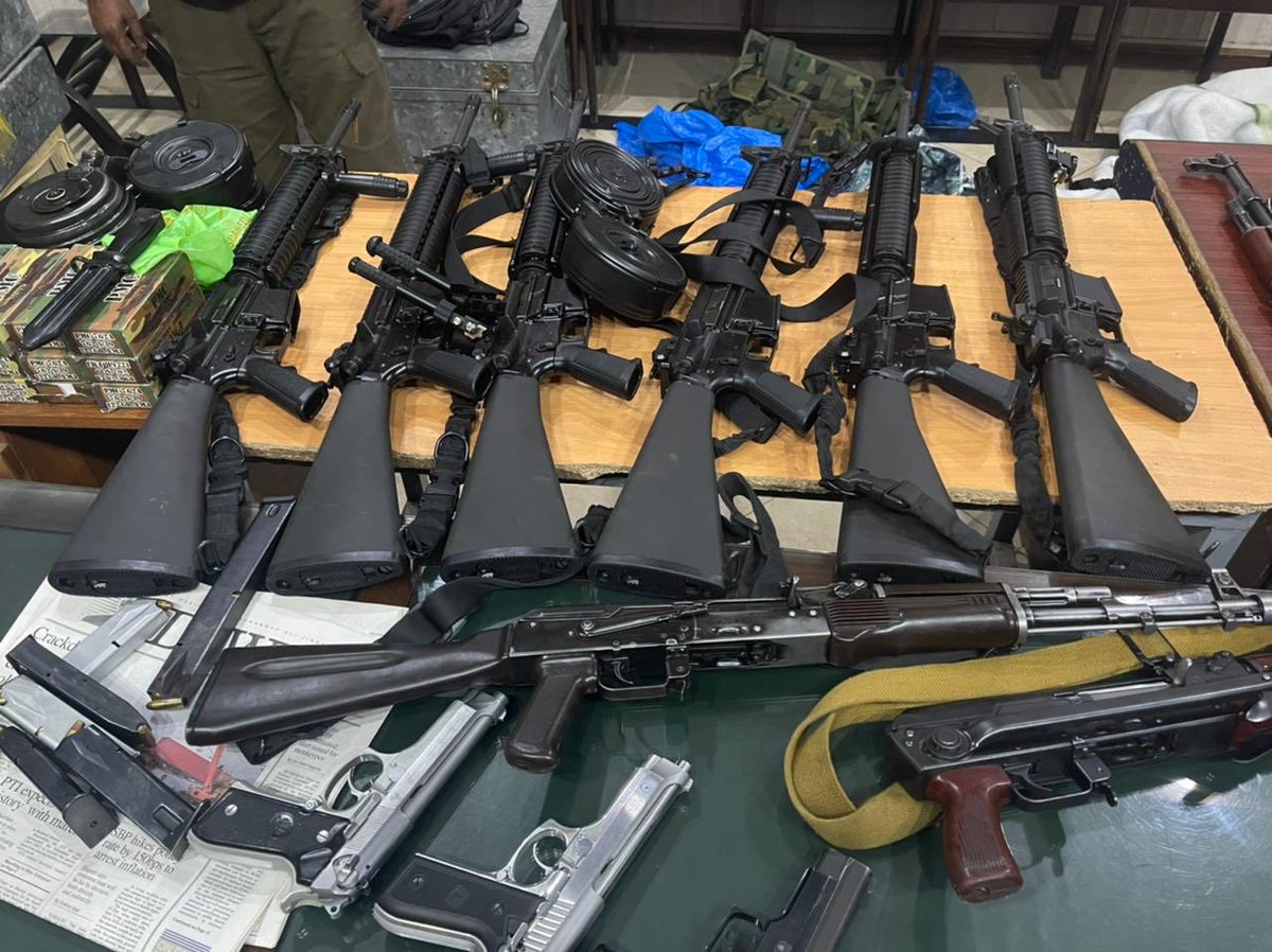 لاہور پولیس نے یہ اسلحہ آج ایک سیاسی جماعت کے رہنما کے گھر سے برآمد کیا ہے یہ اسلحہ کہاں سے آیا اور کس لئے اکٹھا کیا گیا؟ لاہور پولیس کو تفصیلات بتانی چاہئیں