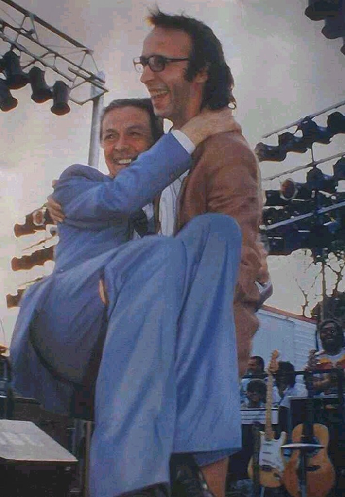 Cent'anni fa nasceva #EnricoBerlinguer : uno Statista di una classe politica ormai estinta,un gigante.
Oggi voglio ricordarlo con questa foto: umano e felice, e vorrei potergli dire soltanto 
"BUON COMPLEANNO COMPAGNO ENRICO, TI VOGLIAMO BENE e CI MANCHI"!
✊🌹