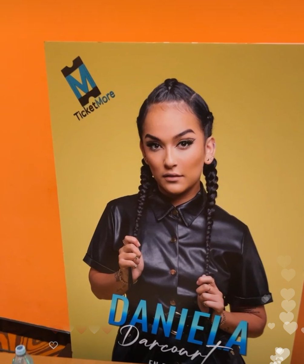 carla_daniela21's tweet photo. @DarcourtDaniela @DarcourtOficial Bella Dani hoy estrena su álbum 

EMPEZANDO OTRA VEZ 
Daniela Darcourt https://t.co/seAT5HW2Lo