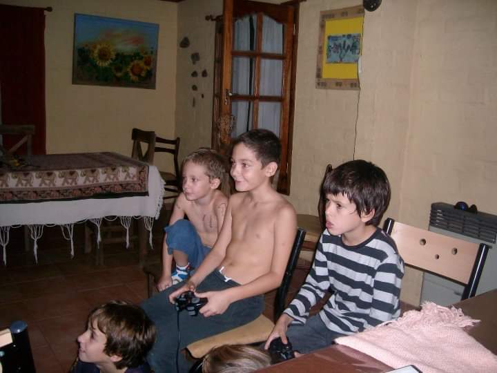 LihueBruno's tweet photo. @LuquitaRodrigue Mi cumpleaños en 2010. Jugábamos al GTA San Andreas a escondidas de mis viejos, hicimos torneo de metegol y pirámides humanas (? Todos hinchas de boquita https://t.co/9ARW2rqX8e