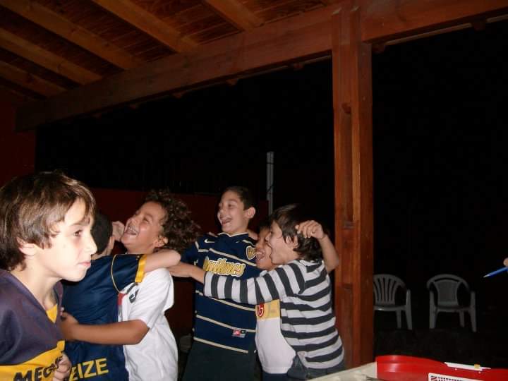 LihueBruno's tweet photo. @LuquitaRodrigue Mi cumpleaños en 2010. Jugábamos al GTA San Andreas a escondidas de mis viejos, hicimos torneo de metegol y pirámides humanas (? Todos hinchas de boquita https://t.co/9ARW2rqX8e