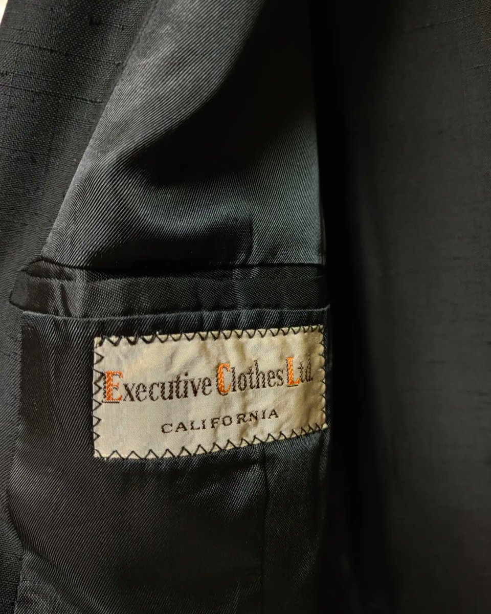 YosukeFunabashi's tweet photo. Vintage 1950s Executive Clothes Jet Black Sharkskin Fleck Suit!
#706union
#50sstyleclothing
#vintageclothing
#elvisstyle
#hollywoodjacket
#fleckjacket
#warpandwoof
#midcentury
#fleckpattern
#sharkskinjacket
#elvispresley
#エルヴィスプレスリー https://t.co/UrGe8WKc39