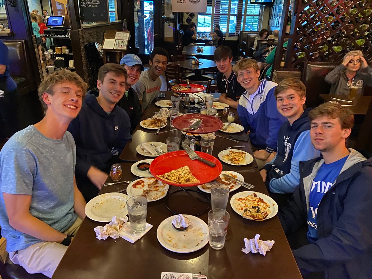 RockhurstSGA's tweet photo. Class of 2022 SGA signing out. Let’s go underclassmen! https://t.co/LpwrKUVOVn
