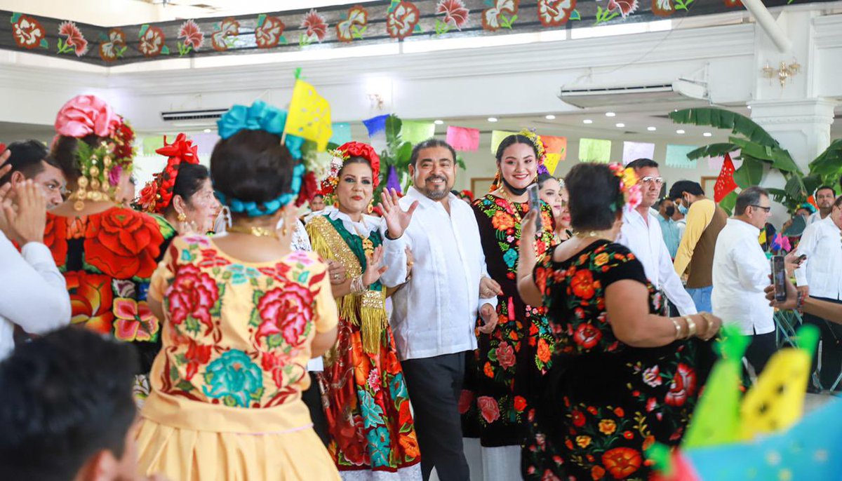 _AvilesAlvarez's tweet photo. Agradezco a las shuncas y shuncos por la invitación a la Vela de las hermandades de los barrios y colonias del Puerto de Salina Cruz.

Las shuncas y los shuncos ya decidieron: este 5 de junio darán su respaldo a #ElTripleAGobernador. ¡Juntos vamos por el triunfo! https://t.co/ZL2tqiRdeT