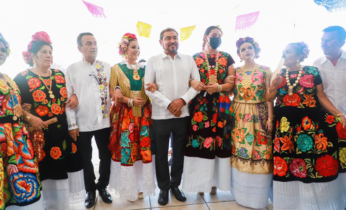 _AvilesAlvarez's tweet photo. Agradezco a las shuncas y shuncos por la invitación a la Vela de las hermandades de los barrios y colonias del Puerto de Salina Cruz.

Las shuncas y los shuncos ya decidieron: este 5 de junio darán su respaldo a #ElTripleAGobernador. ¡Juntos vamos por el triunfo! https://t.co/ZL2tqiRdeT