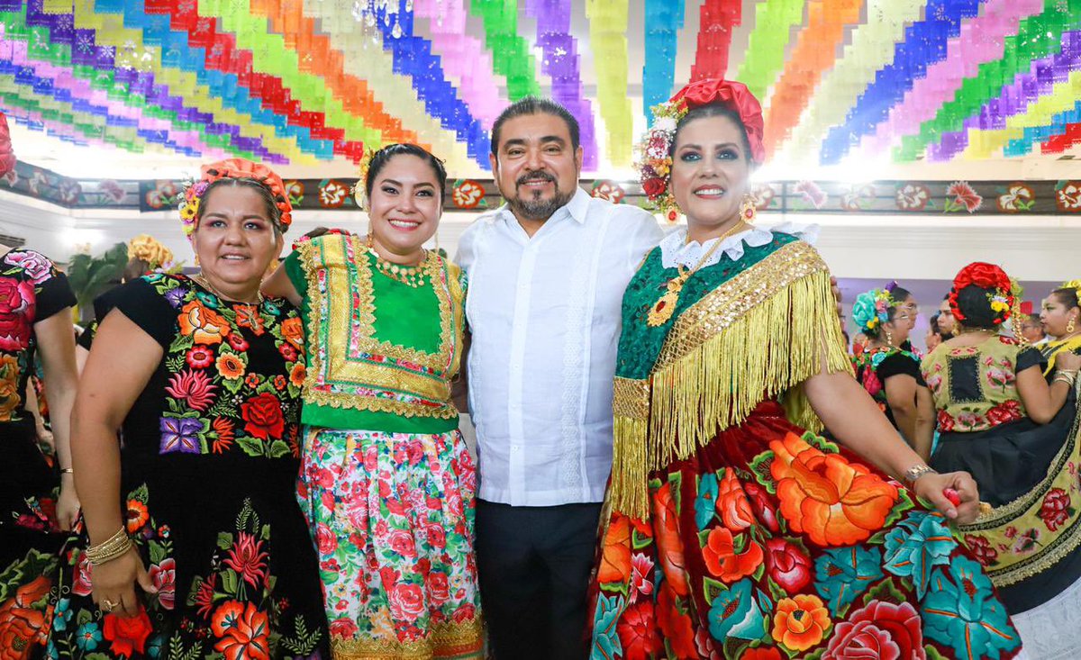 _AvilesAlvarez's tweet photo. Agradezco a las shuncas y shuncos por la invitación a la Vela de las hermandades de los barrios y colonias del Puerto de Salina Cruz.

Las shuncas y los shuncos ya decidieron: este 5 de junio darán su respaldo a #ElTripleAGobernador. ¡Juntos vamos por el triunfo! https://t.co/ZL2tqiRdeT