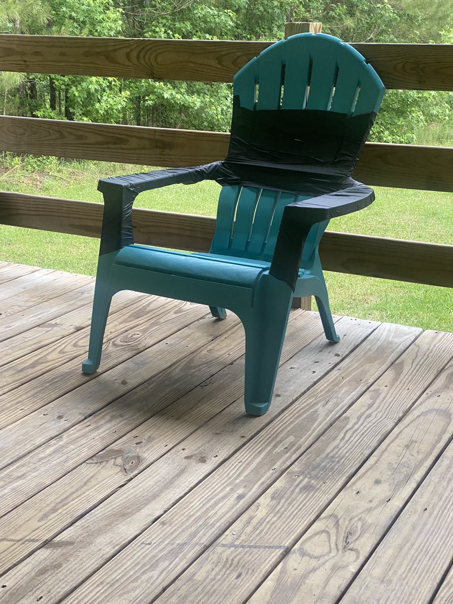 ZeldaAGabriel's tweet photo. My fiancé’s “fixing” the plastic chair #redneckstyle 😂😂😂 https://t.co/WFZiBCzZeL
