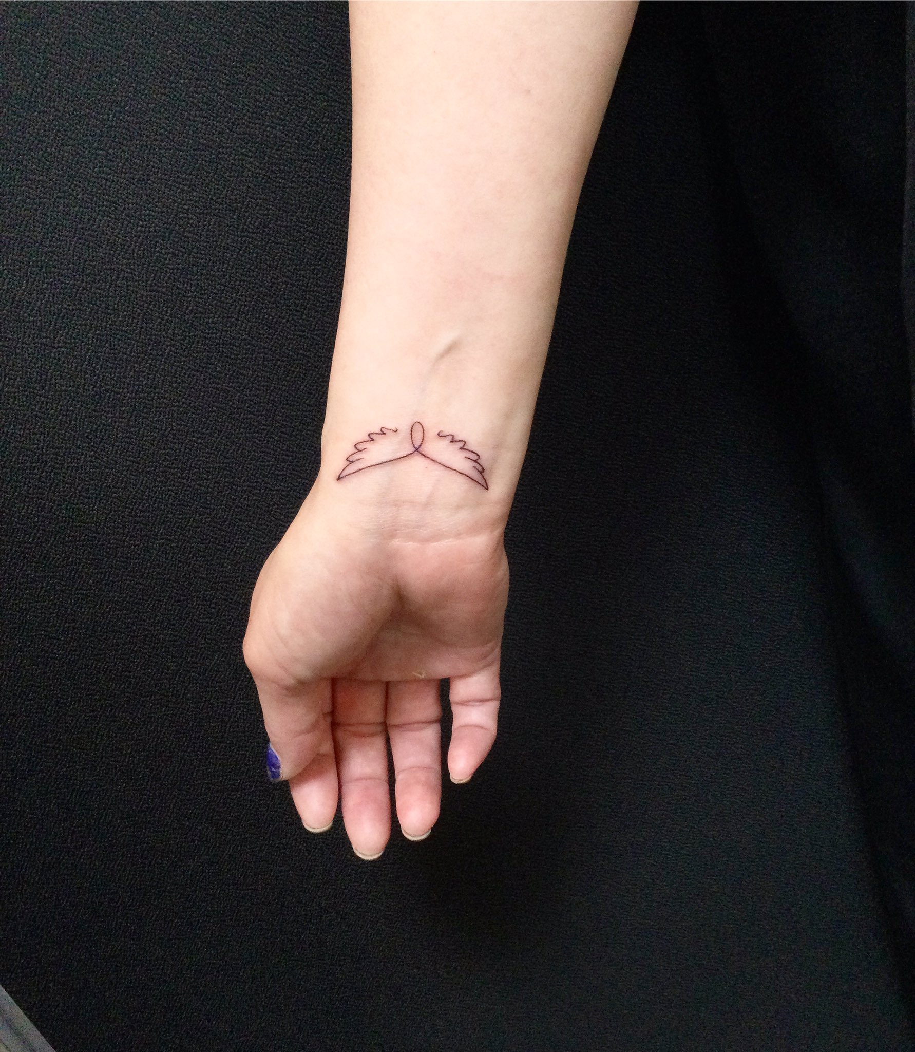 Twitter 上的 新宿タトゥー Fox Gate Tattoo 手首 羽のタトゥー By 正彩 5月25日本日も営業中 和彫りからワンポイント B Amp Gまで幅広く対応のタトゥースタジオ 東京新宿fox Gate Tattoo 新宿駅徒歩7分 個室ブース完備 その他 作品はコチラ