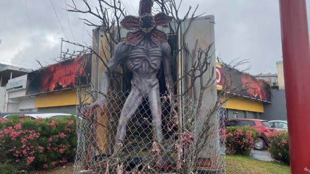 SeducedByASiren's tweet photo. Puede que no tengamos agua en Monterrey pero teníamos un Demogorgon tamaño real en el OXXO... Digo teníamos porque ya se lo robaron. https://t.co/yMBkX5CM9H