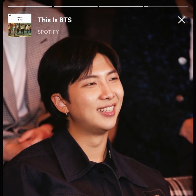 vminiecats's tweet photo. — Se anunció que con la finalidad de celebrar la discografía de BTS , se estarán publicando videos de los chicos en la playlist "This is BTS". 

@BTS_twt estarán hablando sobre su discografía así cómo el nuevo álbum. 

•El primer video ya se encuentra disponible. (+) https://t.co/YXkDLcb7Bj