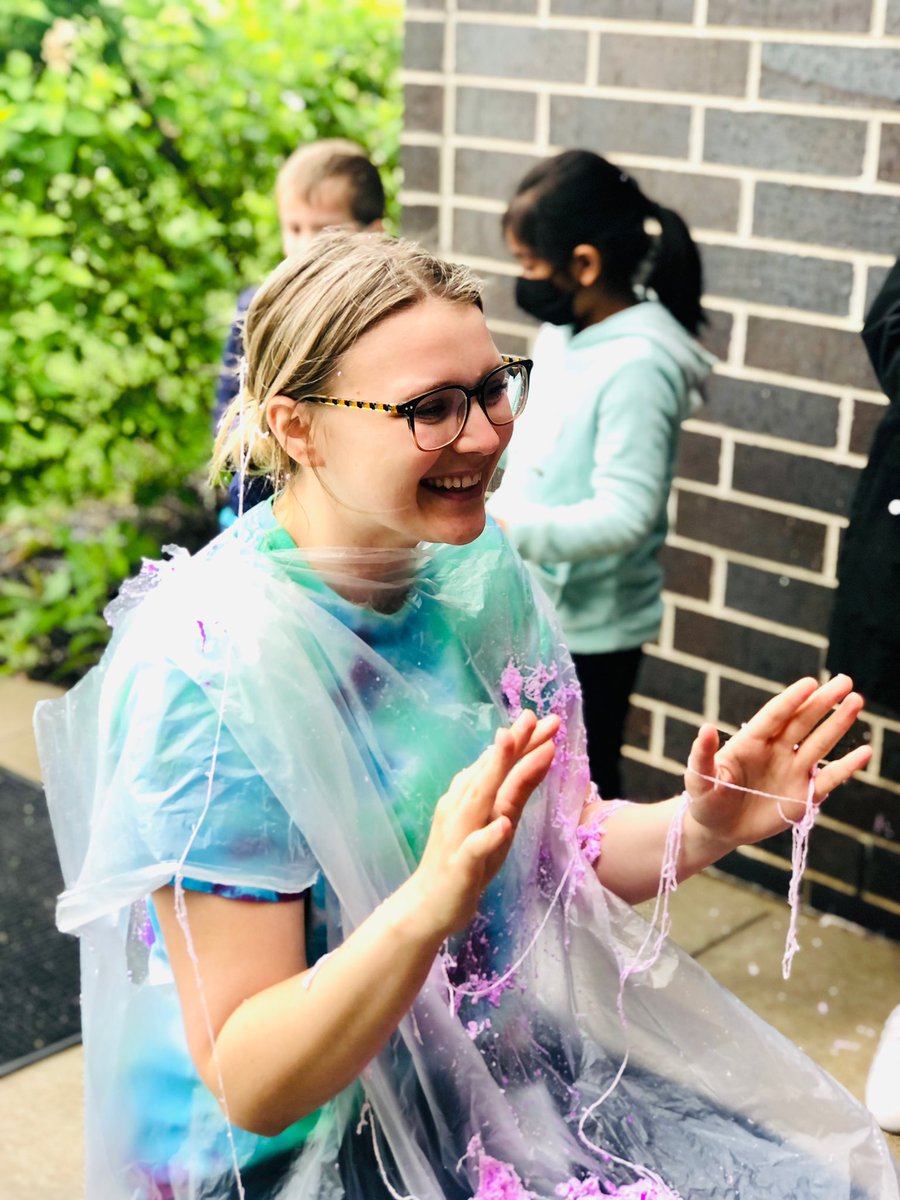 MsVteachesMe's tweet photo. Mrs. Wasescha’s class was the first class to turn in all of their library books this year! They got to spray me like crazy with silly string as a reward. https://t.co/uvdJtLp4o6