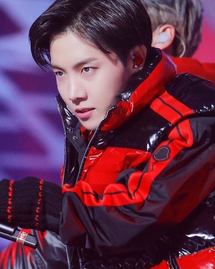 Looks + datas icônicas do Jung Hoseok

---  Uma thread pra relembrar e salvar 😜