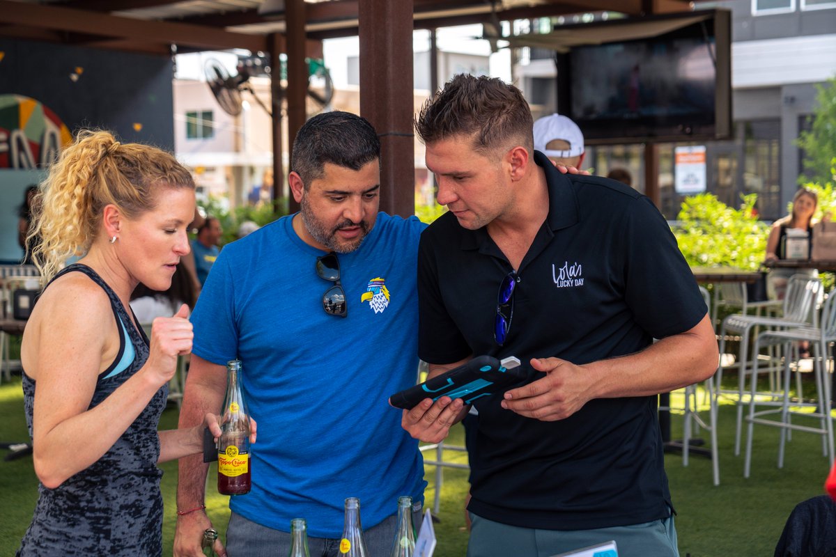 👋 <a href="/LolasLuckyDay/">Lola's Lucky Day</a> volunteer David Galic, a vice president at <a href="/jpmorgan/">J.P. Morgan</a> organized the event with the help of <a href="/FMkitchenandbar/">fmkitchenandbar</a>'s owner <a href="/jasonmok/">Jason Mok 💳</a>. #houston

(2/3)