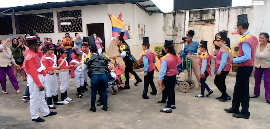 [QUININDÉ] Con el objetivo de enaltecer el Bicentenario de la
Batalla del Pichincha, el distrito educativo con la Unidad de Educación Especial Río Quinindé, realizaron la dramatización en conmemoración del 24 Mayo. Participaron 54 estudiantes. #200AñosEnLibertad
