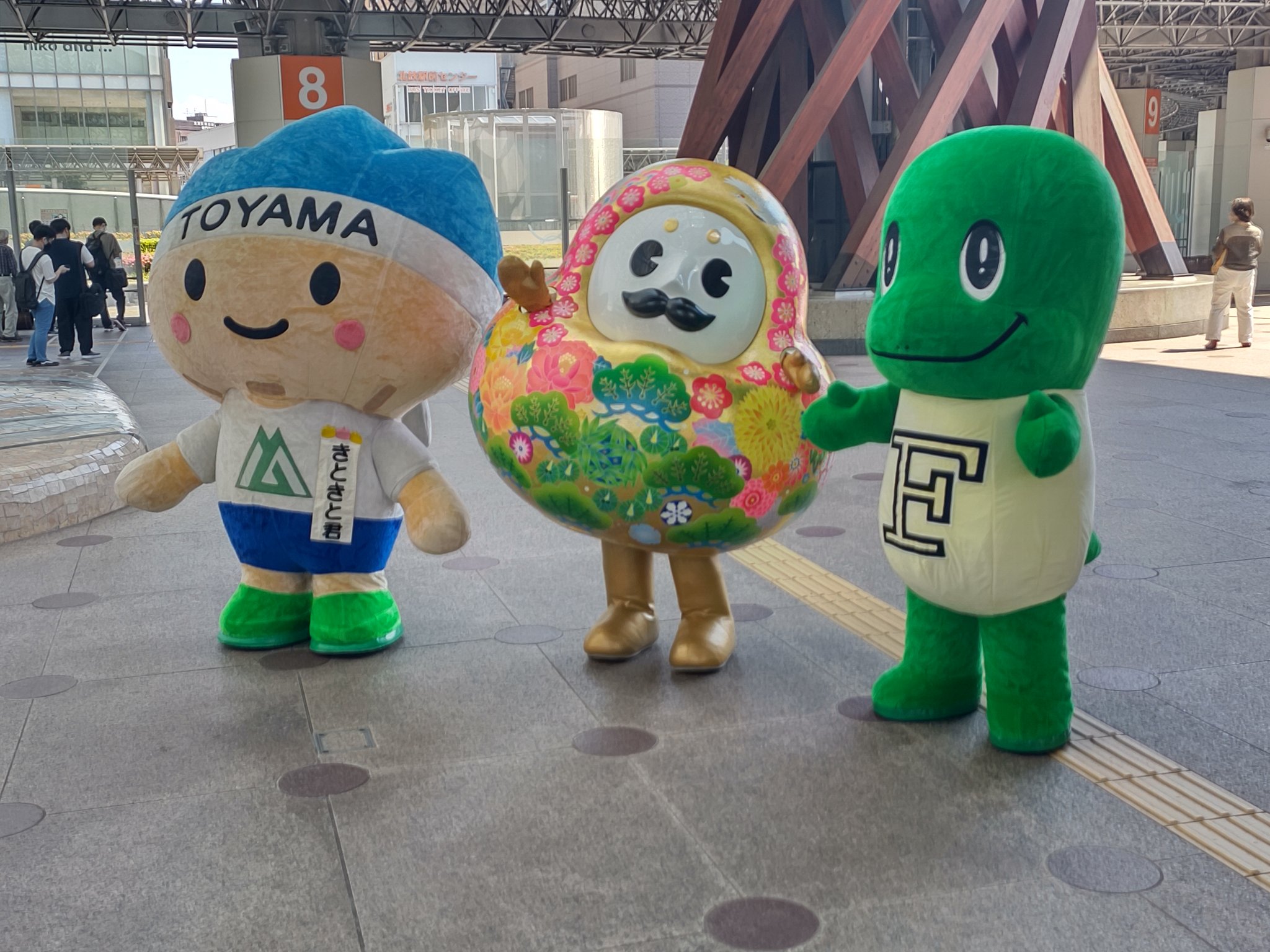 だんな 金沢駅前に北陸３県のマスコットキャラクター揃い踏み 左から富山県のきときと君 石川県のひゃくまんさん 福井県のジュラチックのラプト T Co Nrf7bakv1i Twitter