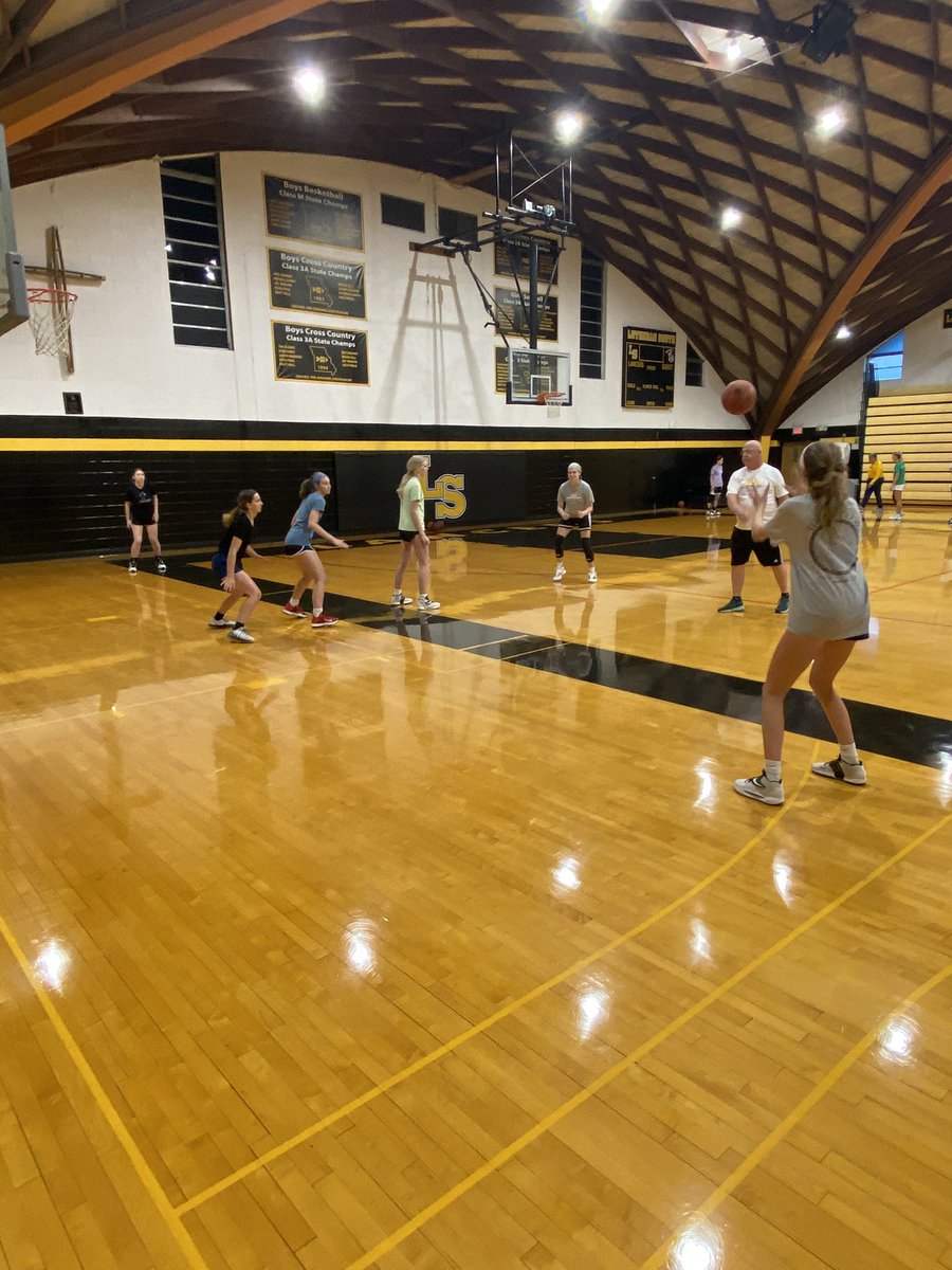 LHSS_GBBall's tweet photo. We’re Baaaackkk! Putting in work on the first night of summer bball! 💪🏼 https://t.co/YTvFfkTBJc