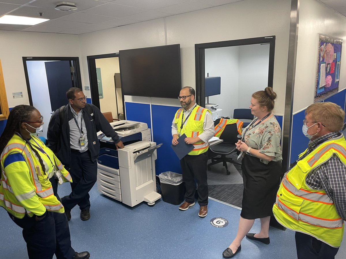 ✈️ #TeamSFO Ramp ✈️ @weareunited Congratulations🎈🎈April for all your contribution & dedication. Celebrating 5 years Anniversary. We appreciate you 💙. Thank you! @Auggiie69 @MonikaGablowski @jeff_riedel160 @jbelknapix @MikeHannaUAL