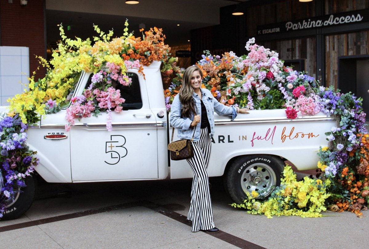 Oh hey, it’s me 👋🏻 just hanging with a Ford covered in flowers.

#tennessee #nashville #blogger #pittsburgh #pittsburghblogger #lizzieslooks #spring #flowers #memorialday #nashvillegram #nashvillescene #nashvillelife #nashvillemusic #broadwaynashville #nashvillemurals #nashville