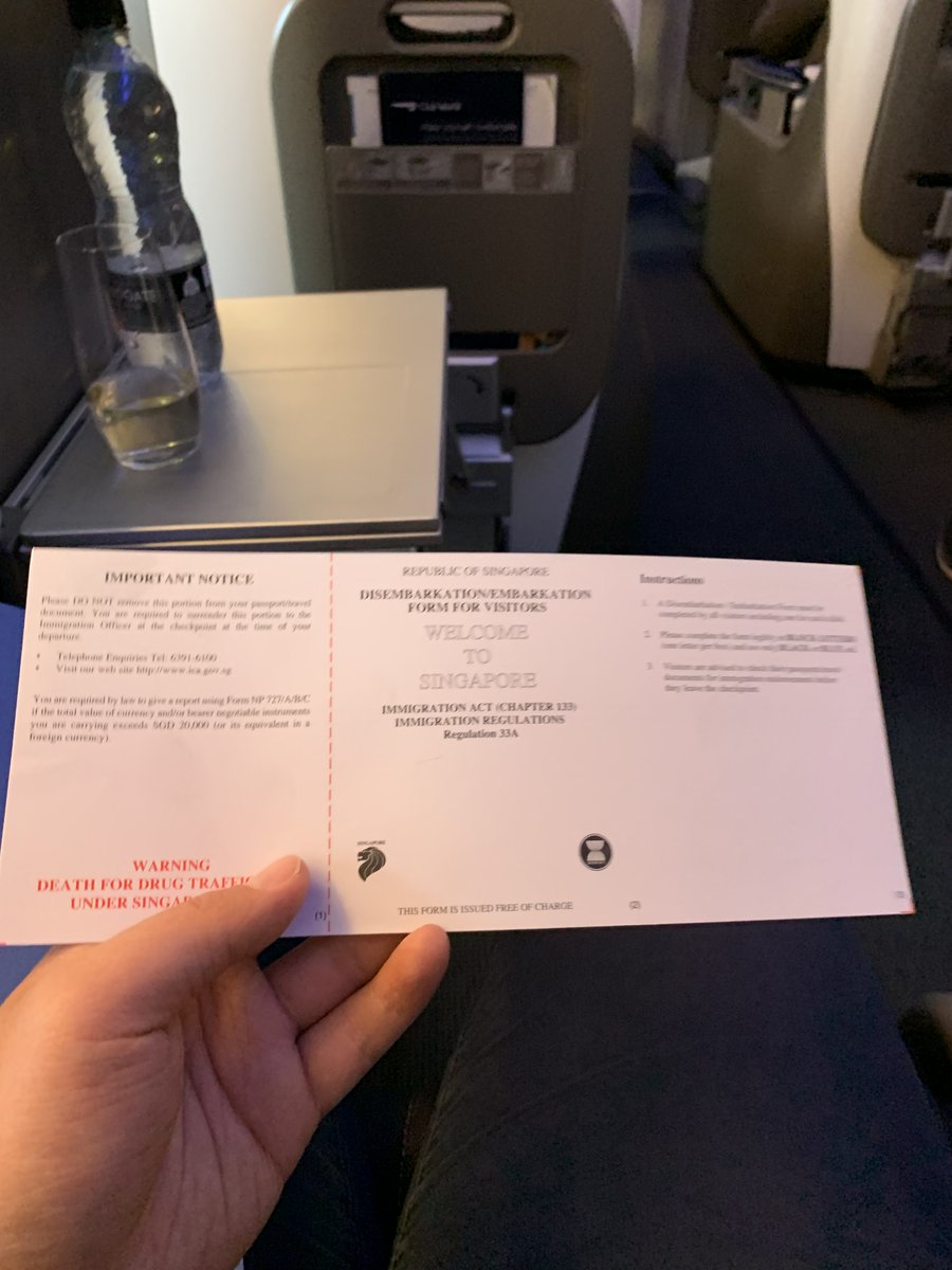 三年前，2019我飞到新加坡，一直就在这个城市到了现在。当时这一趟从美国出发，伦敦转机，入境卡片上写着的欢迎来新加坡。那时旅行还正常，旅途中吃得好休息也好。