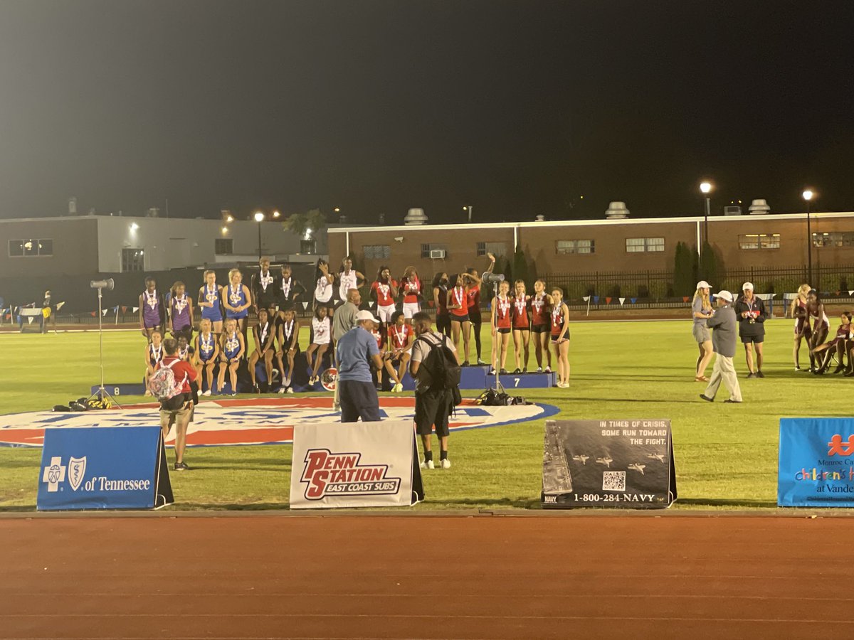 Final bling of the night 4x400 Des, Kaden Brooks, Bella Wood, Kaylee Cooper) brings home 7th.