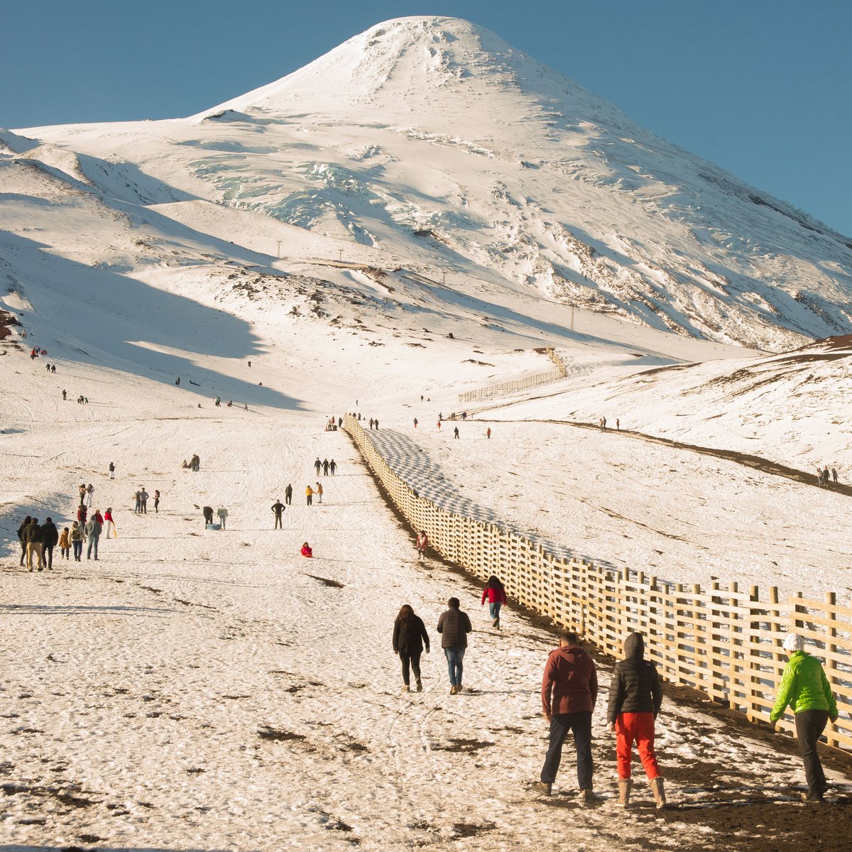 Cada vez más cerca de abrirse la temporada de invierno en el Volcán Osorno. La fotografía corresponde al Domingo 15 de Mayo.