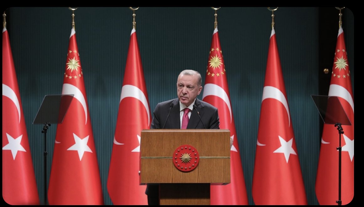 تقارير عديدة تتحدث عن تحريض غربي لرئيس وزراء اليونان ميتسوتاكيس لتوجيه ضربةعسكرية لتركيا وإغراقها فى حرب تجهض كل مشروعاتها تماما مثل تحريض زيلينسكي ضد روسيا وهذا سر غضب اردوغان والغائه لاجتماع المجلس الاستراتيجي مع اليونان ورفضه لقاء ميتسوتاكيس فماذا يعدون لتركيافى الغرف المظلمة؟