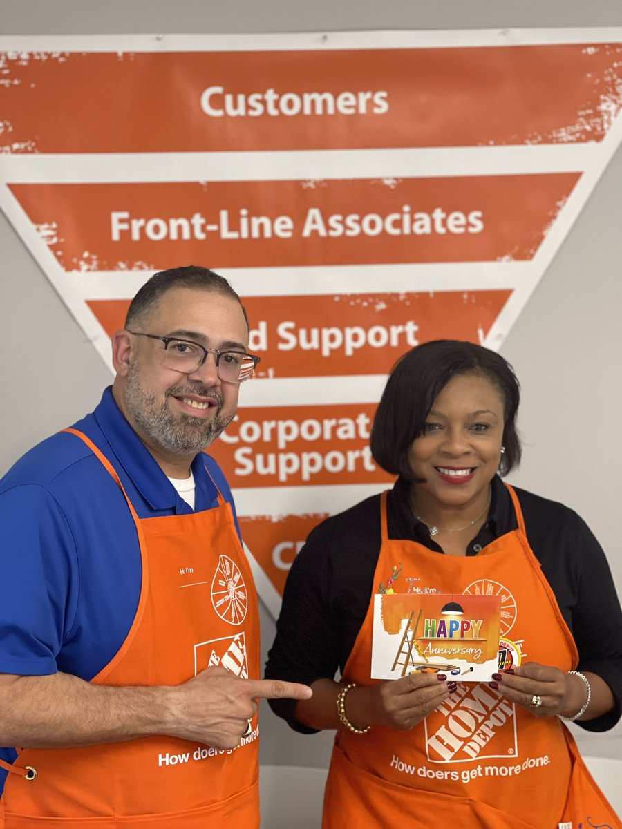 It was my pleasure in presenting @TaraTuckerTHD her 17 year badge. Welcome to the HDIS family!!