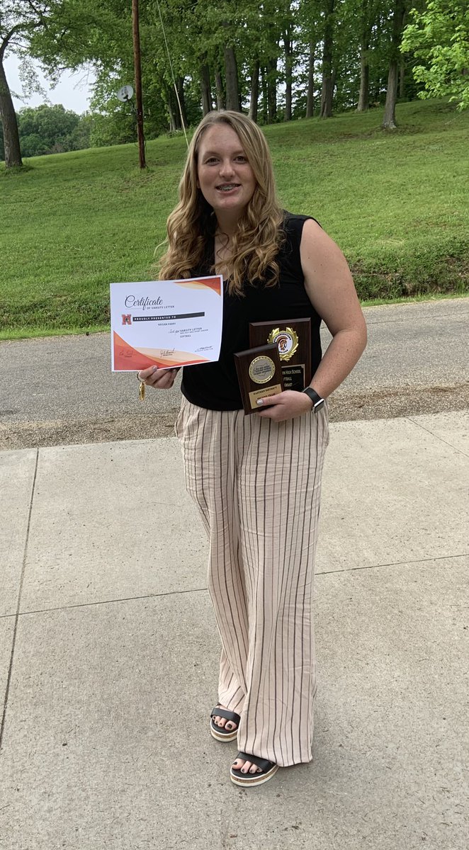 tiffanie_parry's tweet photo. @MParry05 earned her 2nd year softball award, coaches award. She was also named IVC 2nd team and Eastern District 2nd team. https://t.co/PJVhydKnBK