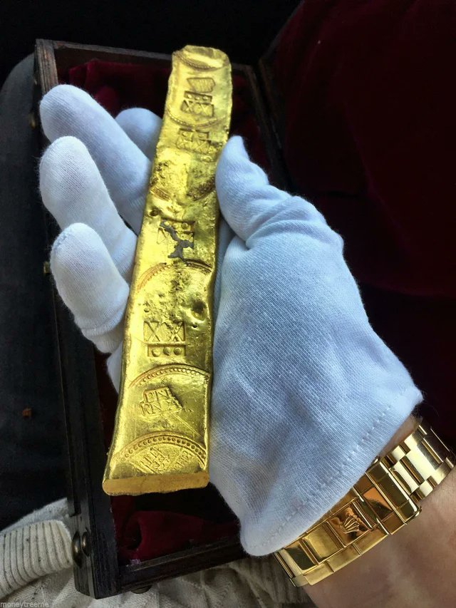 historydefined's tweet photo. A Gold Bar with mint marks, from the wreck of the Spanish treasure ship 'Atocha,' which sank in 1622 https://t.co/e9a40xVEmr