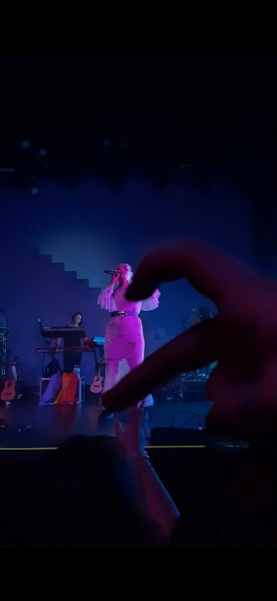 TerraTactic's tweet photo. bueno ahora que ya estoy de regreso en México y tengo algo de tiempo, les comparto fotos y videos que tomé en el #risingtour LA night 1:) @mxmtoon @kidzwithbugz https://t.co/cNLmsrBsko